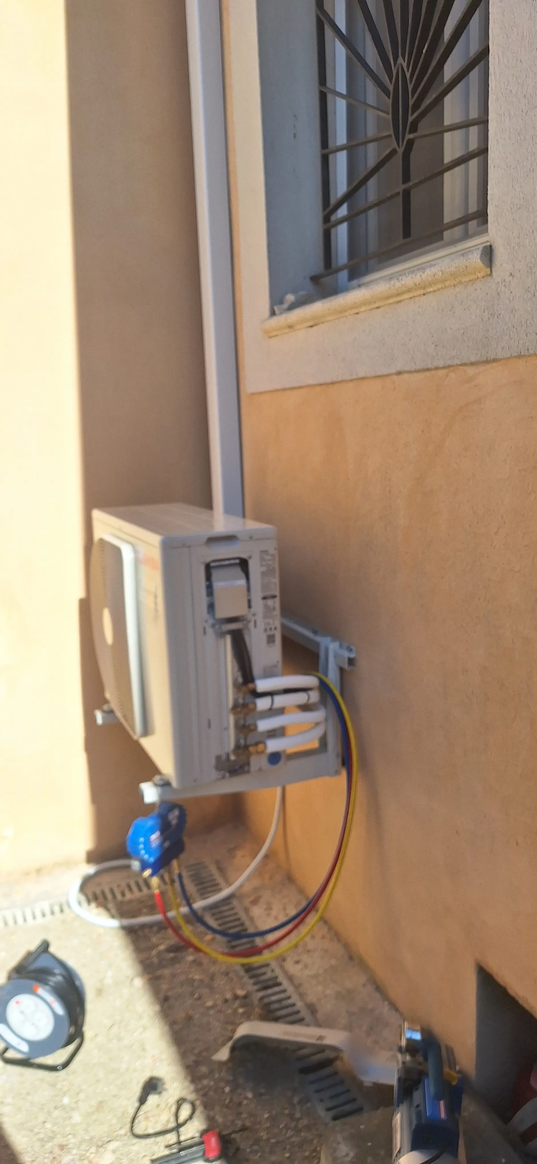 Unité extérieure de climatisation réversible posée par Tonelec dans le Vaucluse