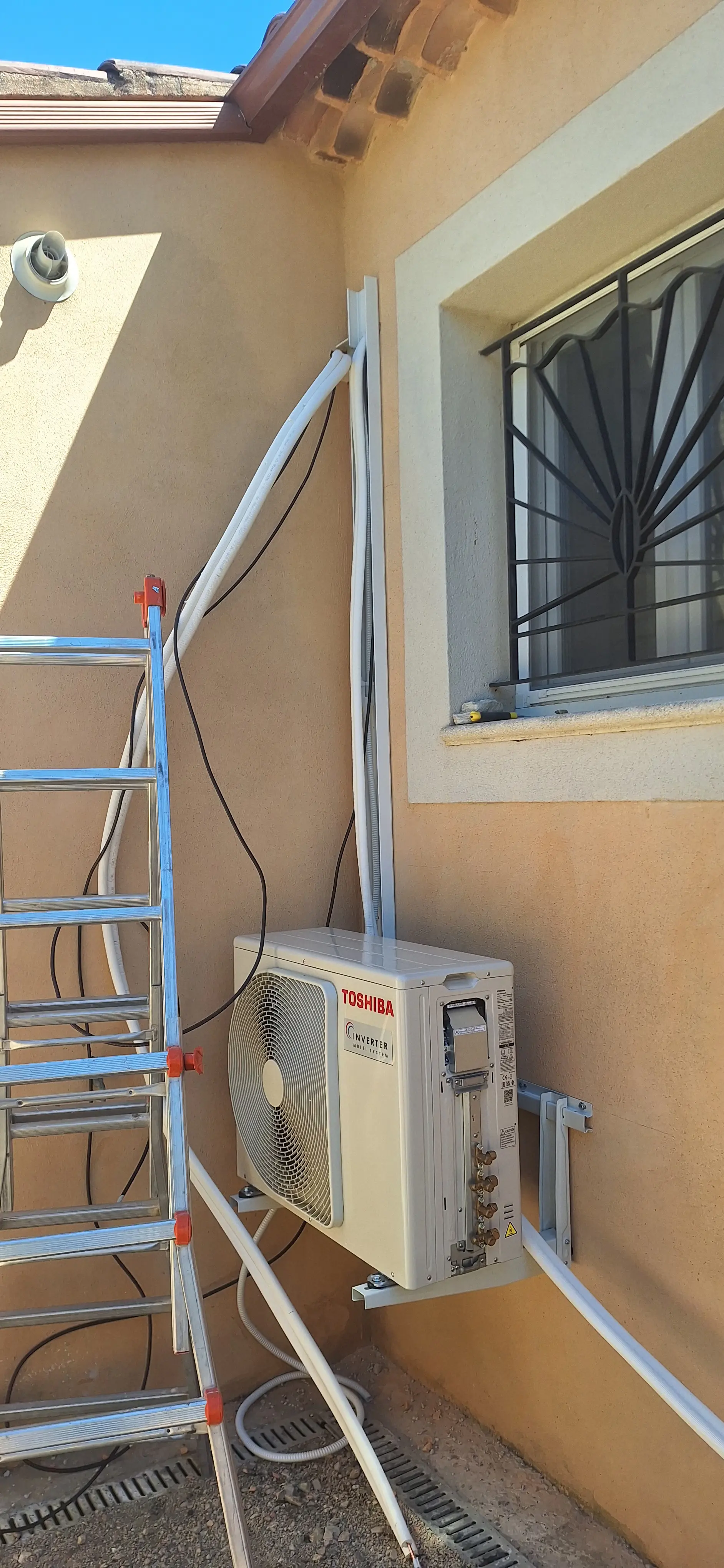 Installation d'une climatisation extérieure par Tonelec, électricien à Carpentras