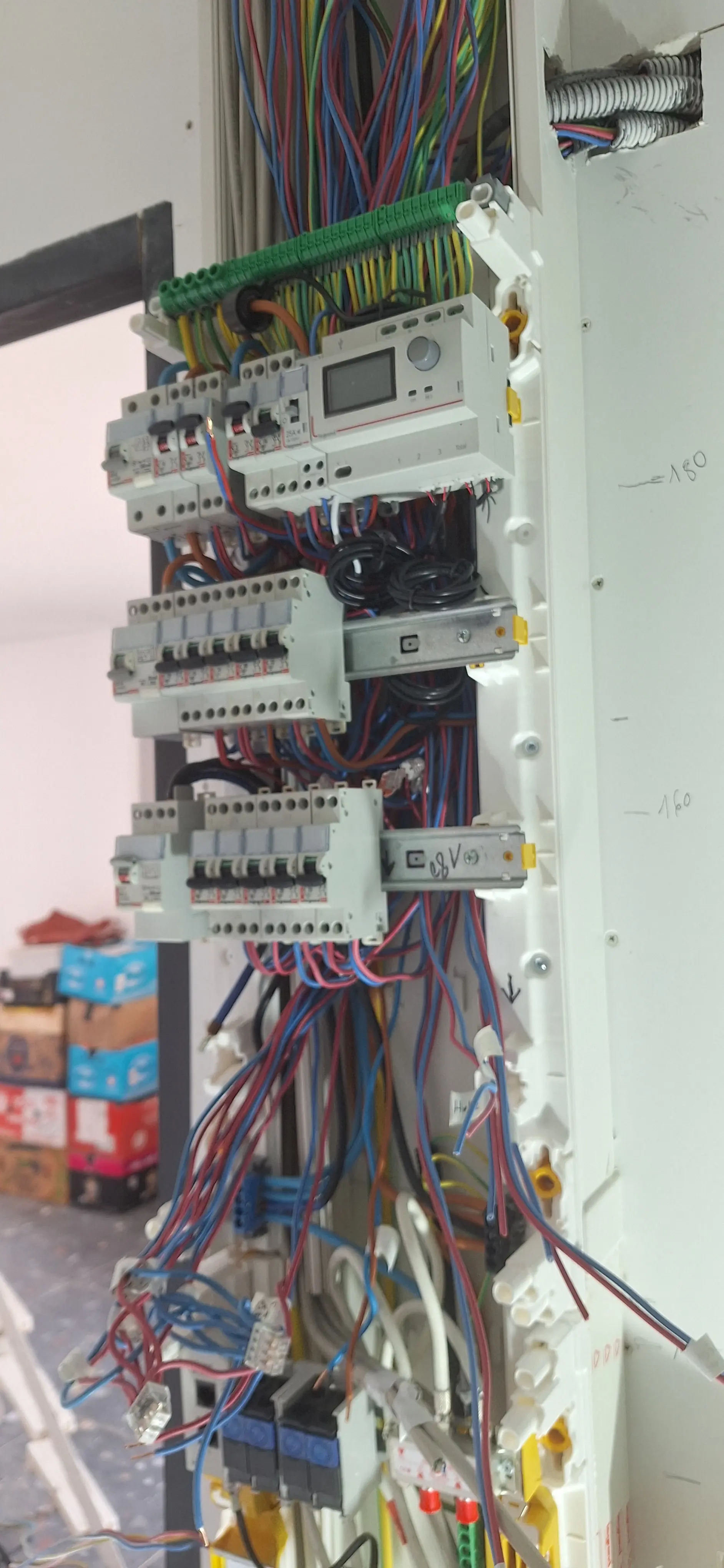 Pose en cours d'un tableau électrique Legrand par Tonelec à Carpentras