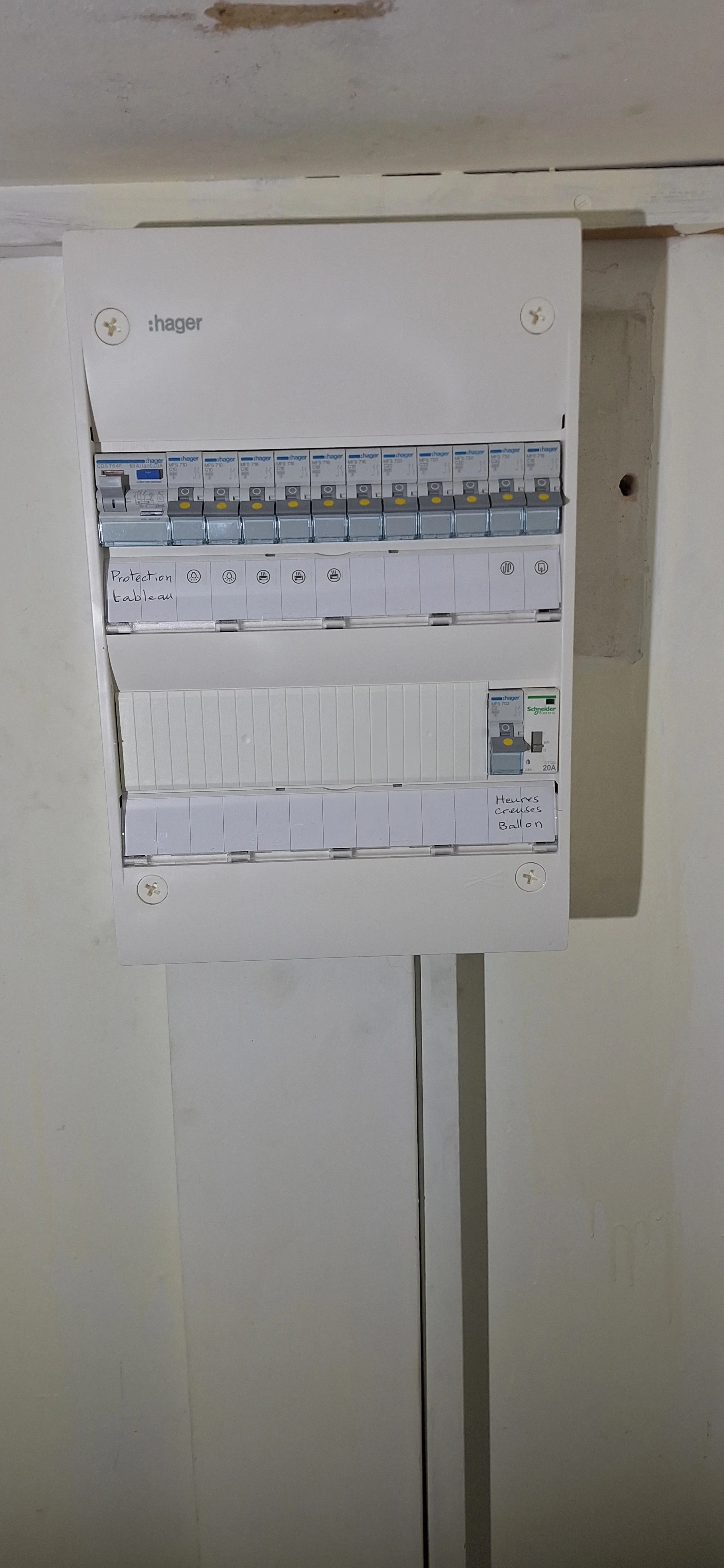 Tableau électrique Hager neuf aux normes NF C 15-100 avec circuits étiquetés — réalisation Tonelec